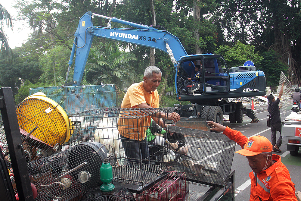 Relokasi Pedagang di Pasar Barito Pedagan mengangkut barang dagangan ke truk saat pembongkaran Pasar Barito. (BeritaNasional/Elvis Sendouw)