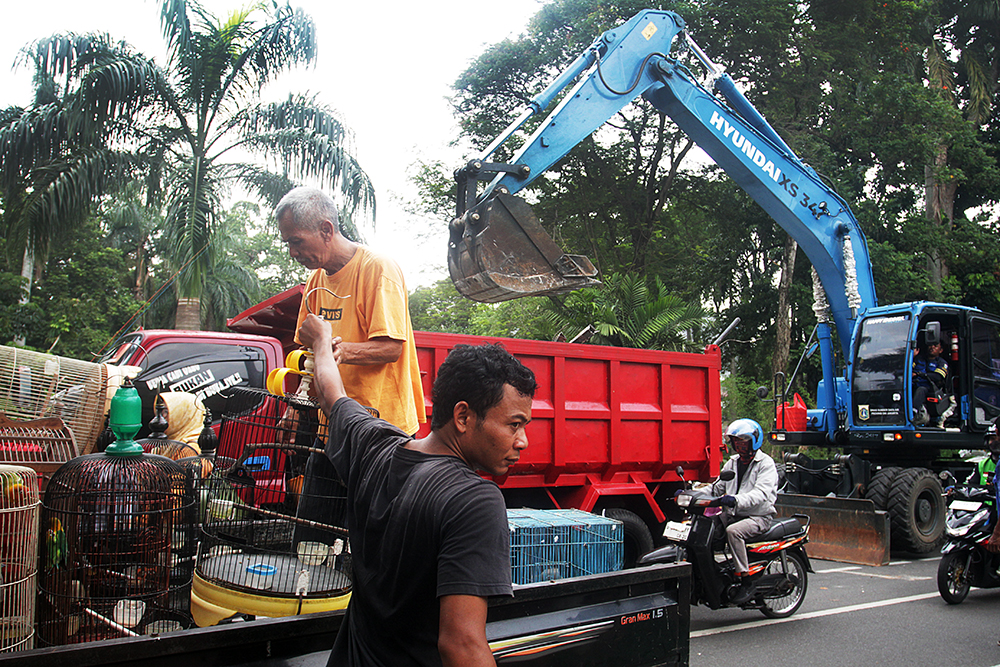 Relokasi Pedagang di Pasar Barito Pedagan mengangkut barang dagangan ke truk saat pembongkaran Pasar Barito. (BeritaNasional/Elvis Sendouw)