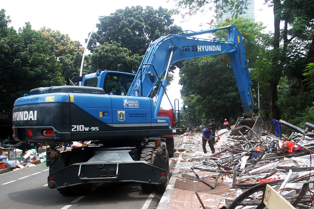Relokasi Pedagang di Pasar Barito Pedagan mengangkut barang dagangan ke truk saat pembongkaran Pasar Barito. (BeritaNasional/Elvis Sendouw)