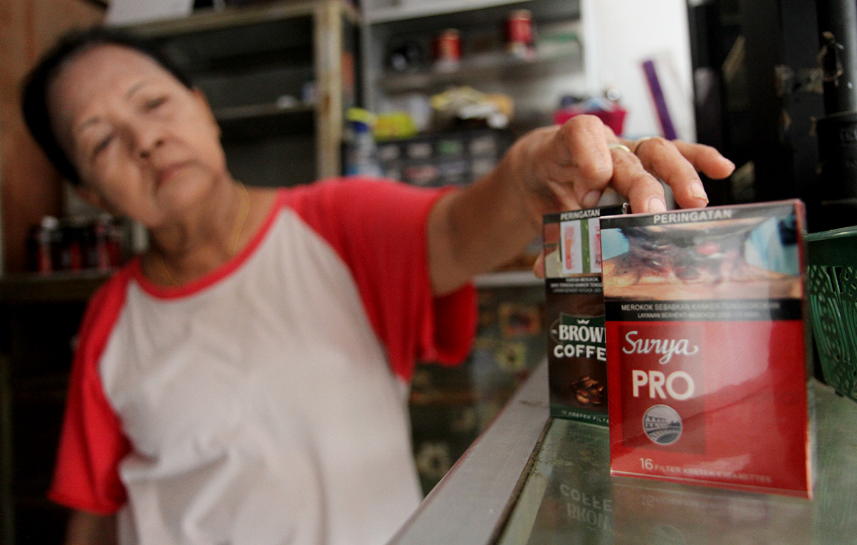 Pedagang menyusun rokok yang dijualnya di Jakarta, Senin (23/9/2024). (BeritaNasional.com/ho/ Oke Atmaja)