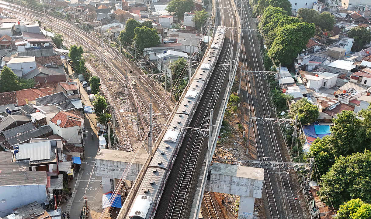 Rangkaian KRL melewati kawasan Manggarai, Jakarta Selatan, Minggu (19/7/2026).(Beritanasional.com/Oke Atmaja)