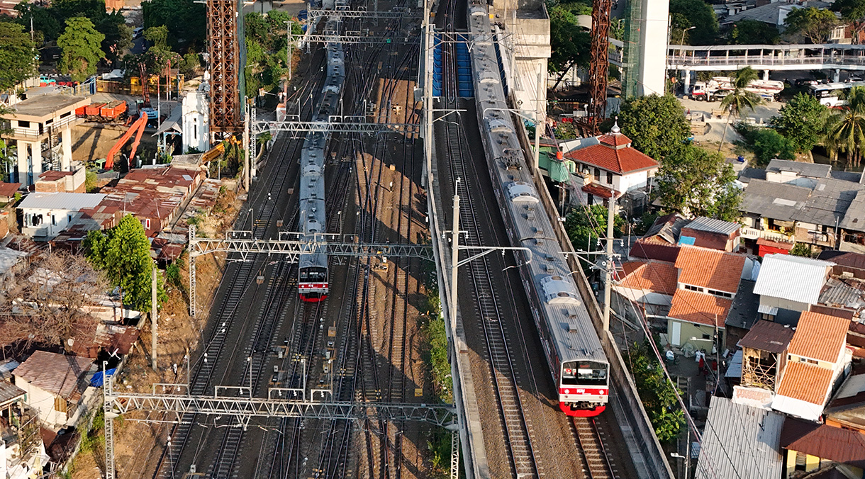 Rangkaian KRL melewati kawasan Manggarai, Jakarta Selatan, Minggu (19/7/2026).(Beritanasional.com/Oke Atmaja)