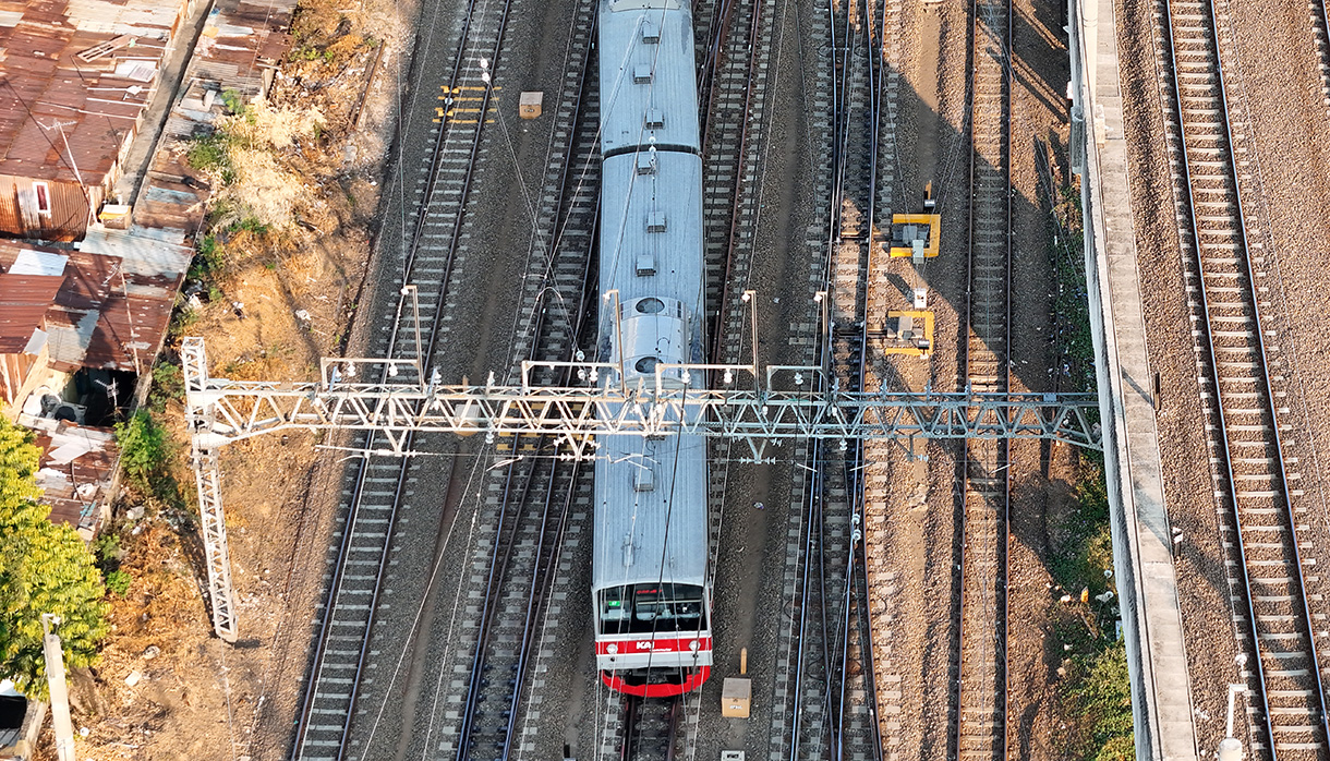 Rangkaian KRL melewati kawasan Manggarai, Jakarta Selatan, Minggu (19/7/2026).(Beritanasional.com/Oke Atmaja)
