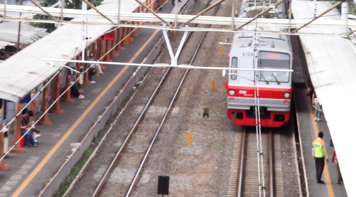 Rangkaian KRL Commuter Line melintas di Stasiun Karet, Jakarta, Senin (12/5/2025). (Beritanasional.com/Oke Atmaja)
