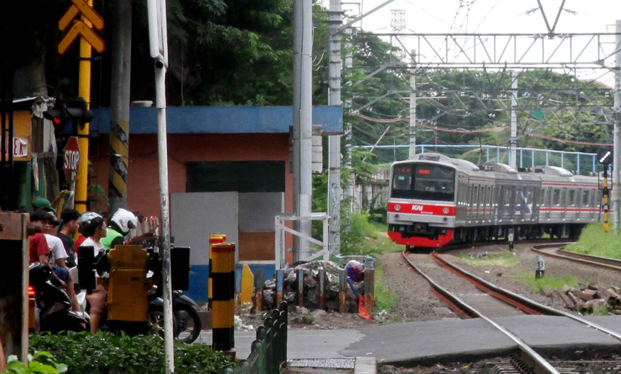 Rangkaian KRL Commuter Line melintas di Stasiun Karet, Jakarta, Senin (12/5/2025). (Beritanasional.com/Oke Atmaja)