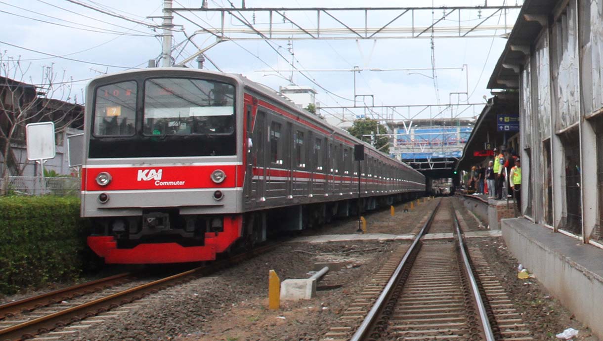 Rangkaian KRL Commuter Line melintas di Stasiun Karet, Jakarta, Senin (12/5/2025). (Beritanasional.com/Oke Atmaja)