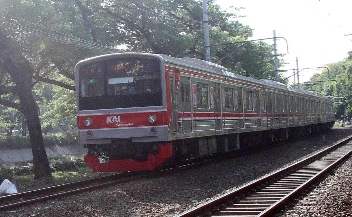 Rangkaian KRL Commuter Line melintas di Kawasan Manggarai, Jakarta, Rabu (6/11/2024).(BeritaNasional.com/Oke Atmaja)