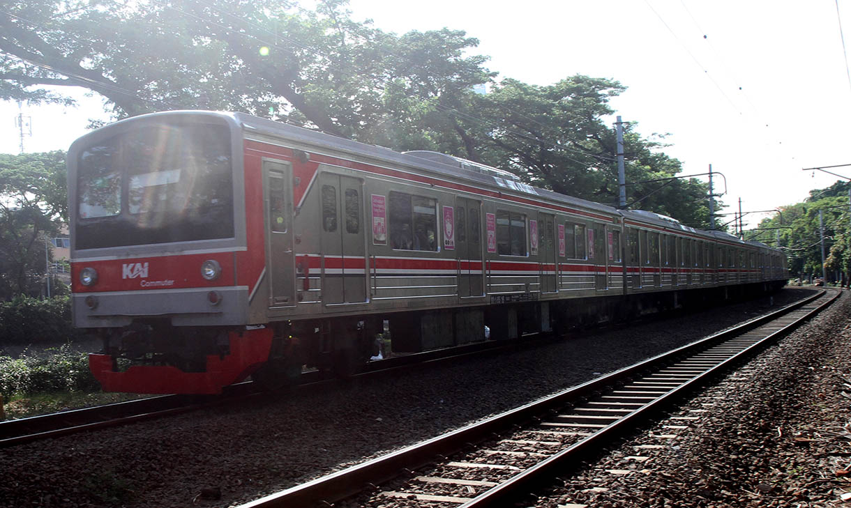 Rangkaian KRL Commuter Line melintas di Kawasan Manggarai, Jakarta, Rabu (6/11/2024).(BeritaNasional.com/Oke Atmaja)