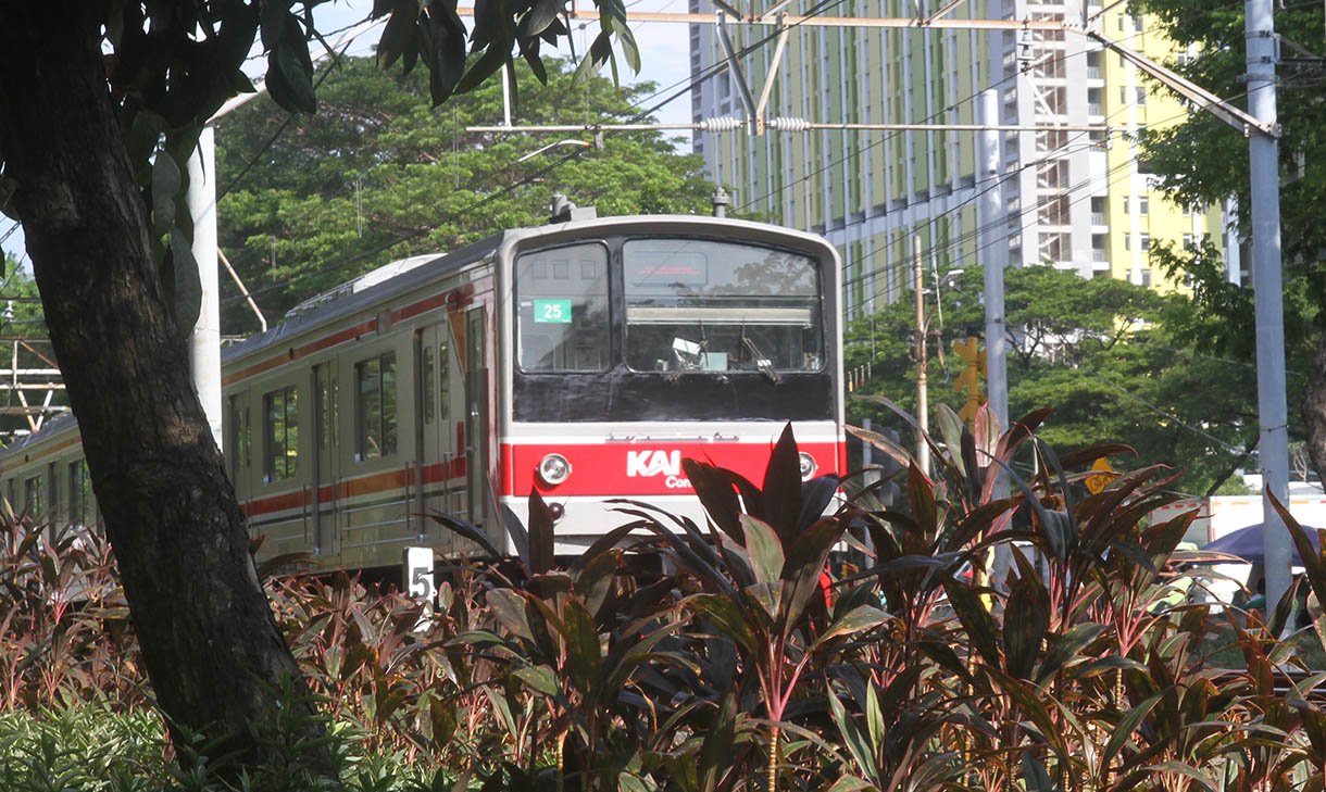 Rangkaian KRL Commuter Line melintas di Kawasan Manggarai, Jakarta, Rabu (6/11/2024).(BeritaNasional.com/Oke Atmaja)