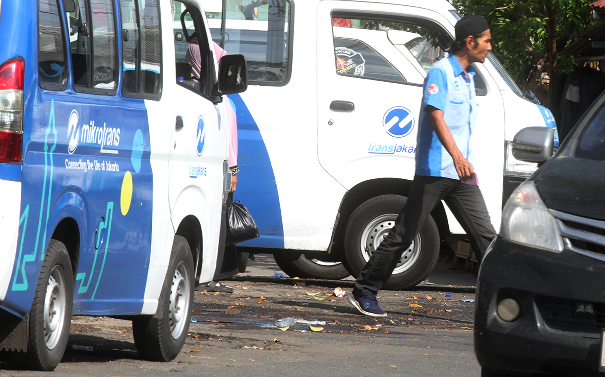 Warga bersiap menaiki angkutan Mikrotrans JakLingko di Jatinegara, Jakarta Timur, Rabu (9/7/2025).  (Beritanasional.com/Oke Atmaja)