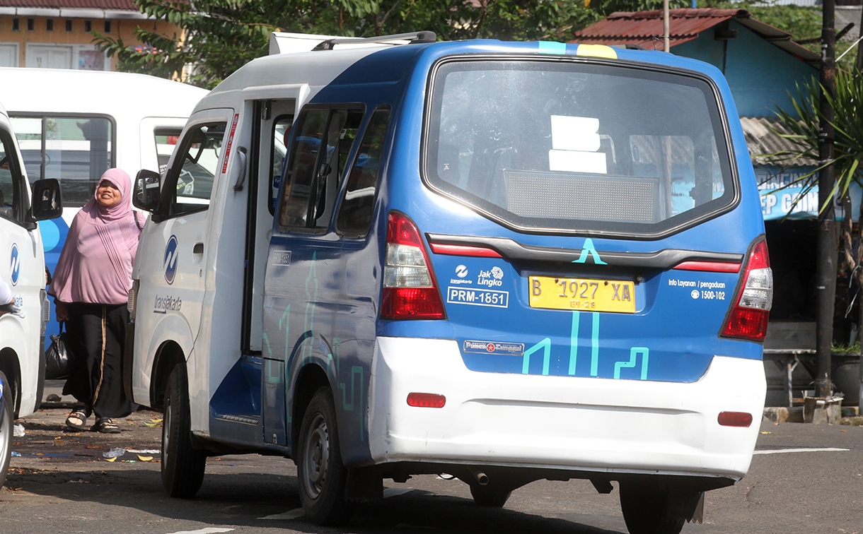 Warga bersiap menaiki angkutan Mikrotrans JakLingko di Jatinegara, Jakarta Timur, Rabu (9/7/2025).  (Beritanasional.com/Oke Atmaja)
