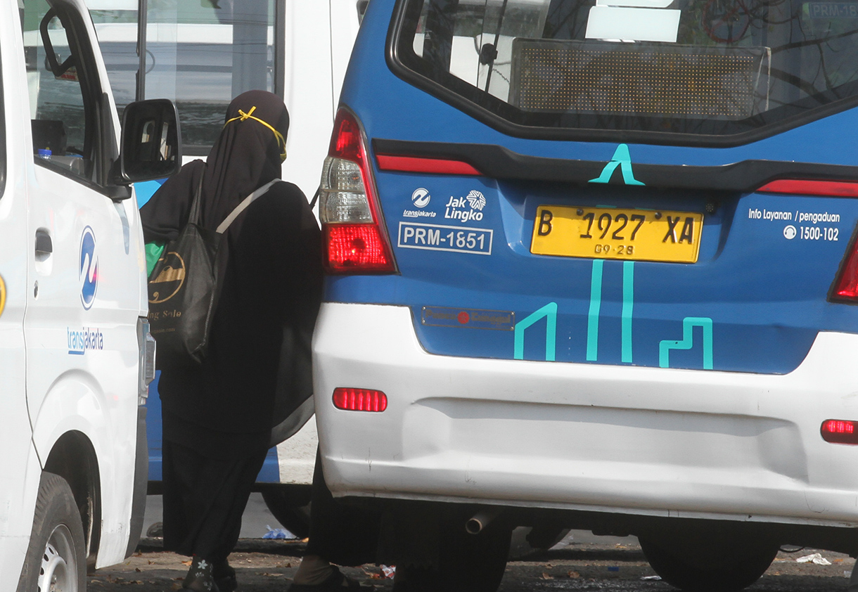 Warga bersiap menaiki angkutan Mikrotrans JakLingko di Jatinegara, Jakarta Timur, Rabu (9/7/2025).  (Beritanasional.com/Oke Atmaja)