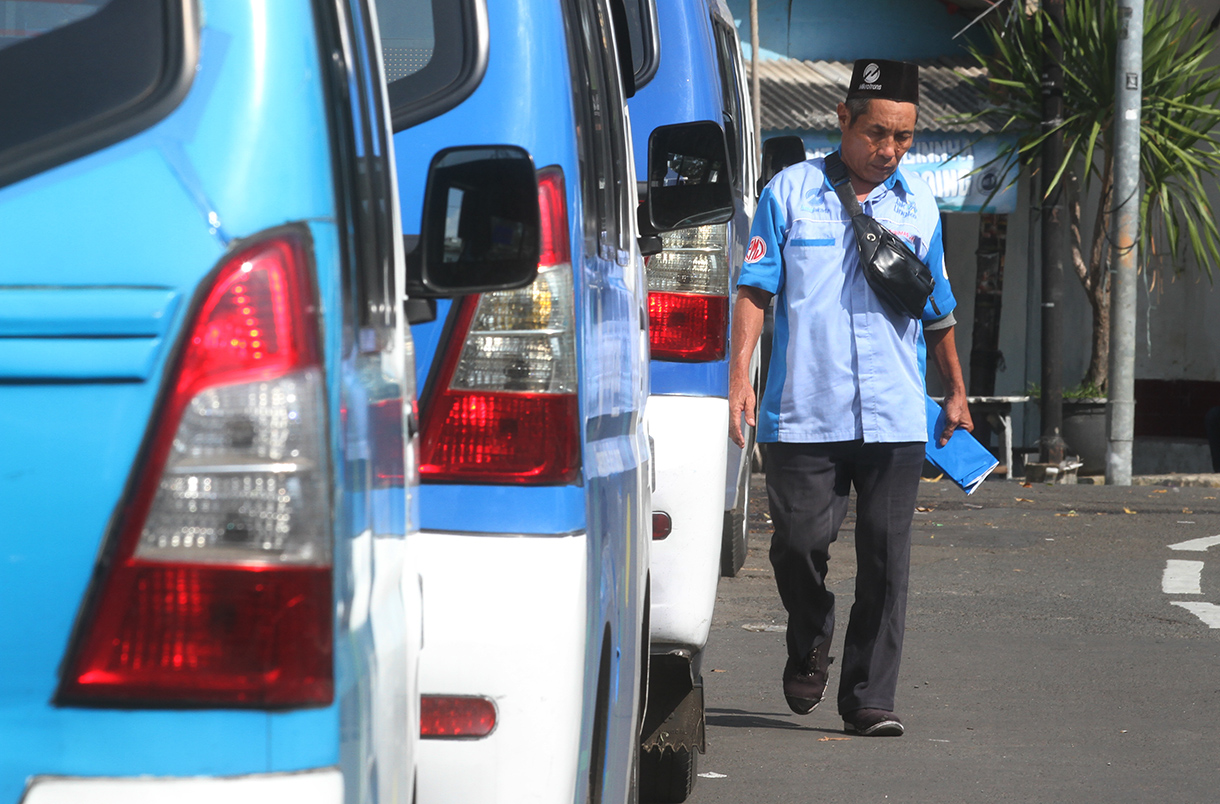 Warga bersiap menaiki angkutan Mikrotrans JakLingko di Jatinegara, Jakarta Timur, Rabu (9/7/2025).  (Beritanasional.com/Oke Atmaja)