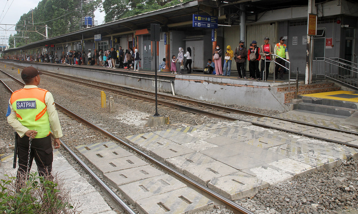 Kereta Rel Listrik (KRL) Commuterline melintas menuju area Stasiun Karet, Jakarta, Sabtu(4/1/2025).  (BeritaNasional.com/Oke Atmaja)