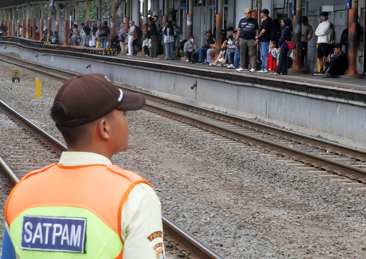 Kereta Rel Listrik (KRL) Commuterline melintas menuju area Stasiun Karet, Jakarta, Sabtu(4/1/2025).  (BeritaNasional.com/Oke Atmaja)