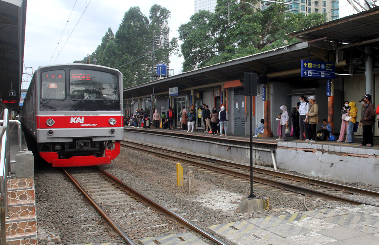 Kereta Rel Listrik (KRL) Commuterline melintas menuju area Stasiun Karet, Jakarta, Sabtu(4/1/2025).  (BeritaNasional.com/Oke Atmaja)