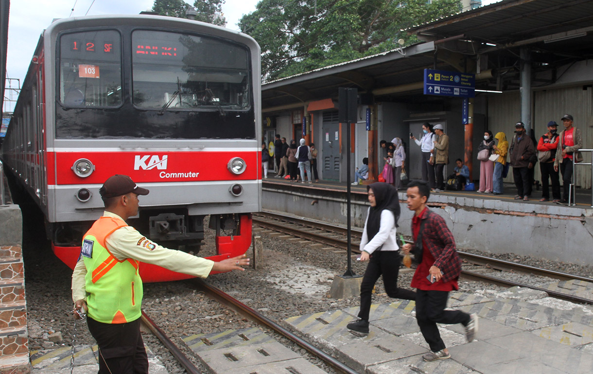 Kereta Rel Listrik (KRL) Commuterline melintas menuju area Stasiun Karet, Jakarta, Sabtu(4/1/2025).  (BeritaNasional.com/Oke Atmaja)