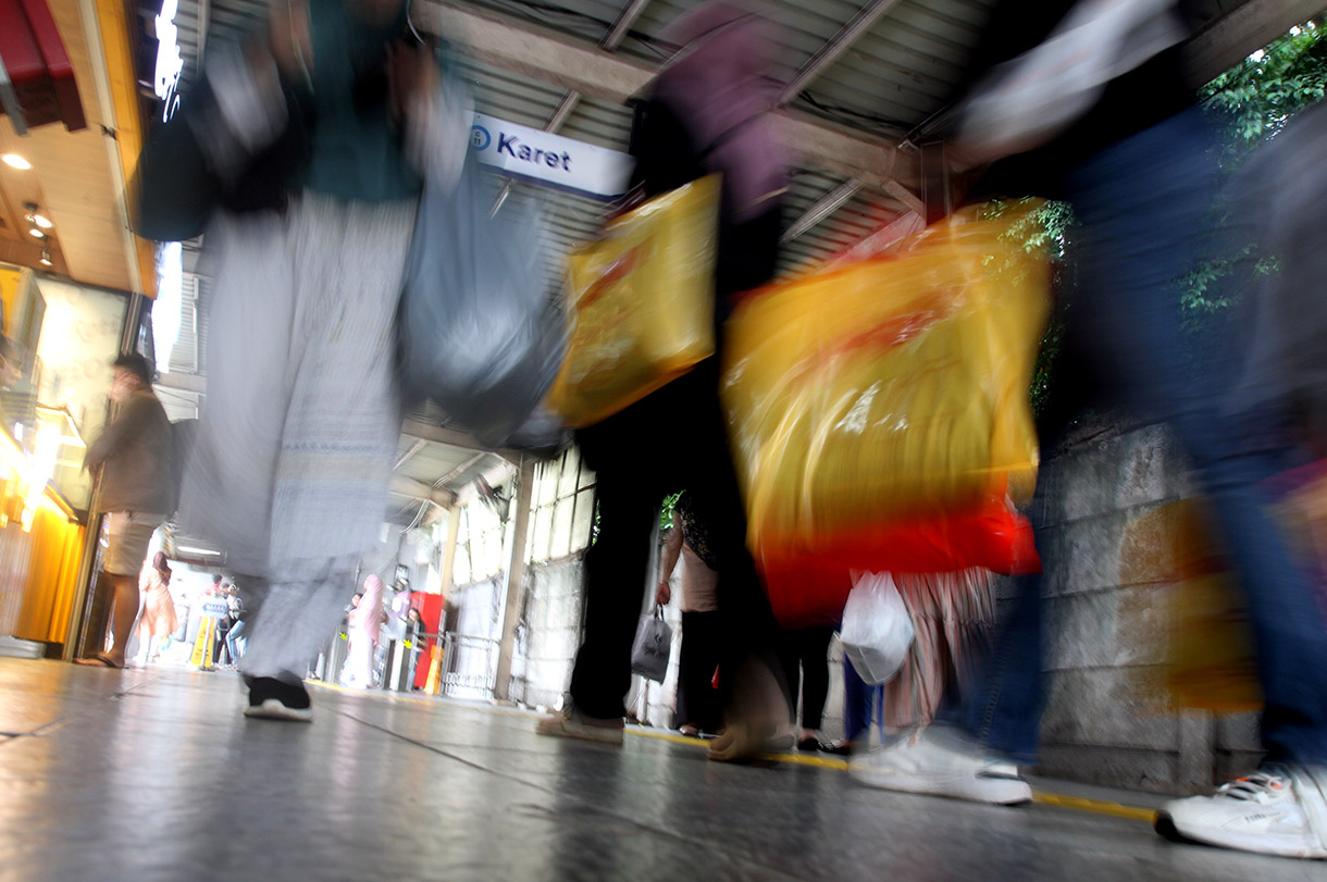 Kereta Rel Listrik (KRL) Commuterline melintas menuju area Stasiun Karet, Jakarta, Sabtu(4/1/2025).  (BeritaNasional.com/Oke Atmaja)