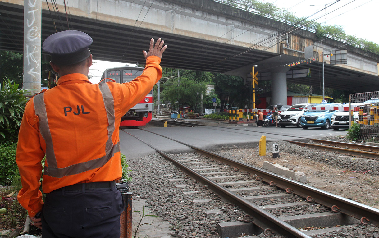 Kereta Rel Listrik (KRL) Commuterline melintas menuju area Stasiun Karet, Jakarta, Sabtu(4/1/2025).  (BeritaNasional.com/Oke Atmaja)