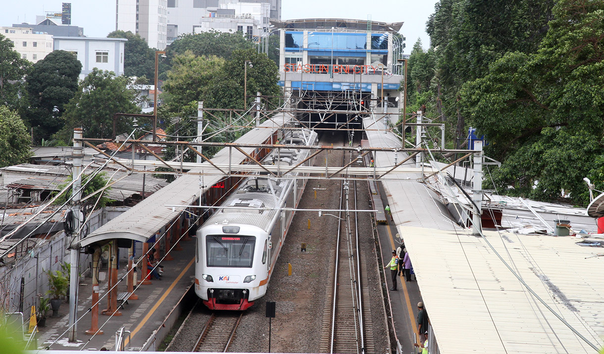 Kereta Rel Listrik (KRL) Commuterline melintas menuju area Stasiun Karet, Jakarta, Sabtu(4/1/2025).  (BeritaNasional.com/Oke Atmaja)