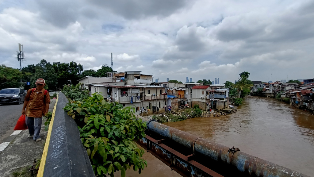 Sejumlah rumah berada di bantaran sungai Ciliwung, Matraman, Jakarta, Selasa (25/2/2025). (Beritanasional.com/Oke Atmaja)