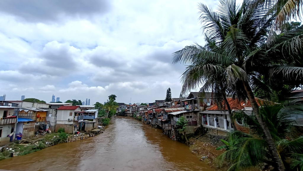 Sejumlah rumah berada di bantaran sungai Ciliwung, Matraman, Jakarta, Selasa (25/2/2025). (Beritanasional.com/Oke Atmaja)