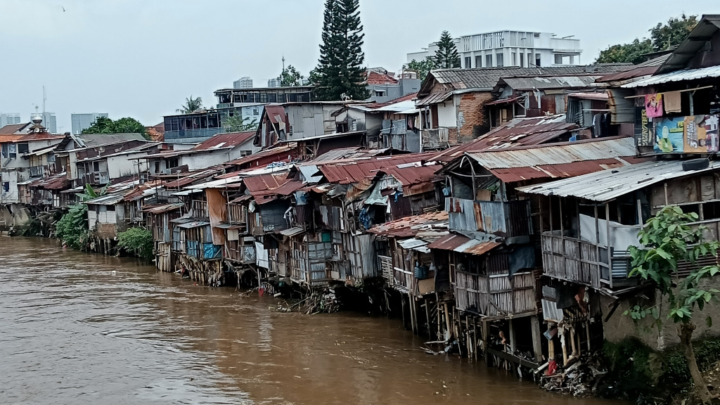 Sejumlah rumah berada di bantaran sungai Ciliwung, Matraman, Jakarta, Selasa (25/2/2025). (Beritanasional.com/Oke Atmaja)