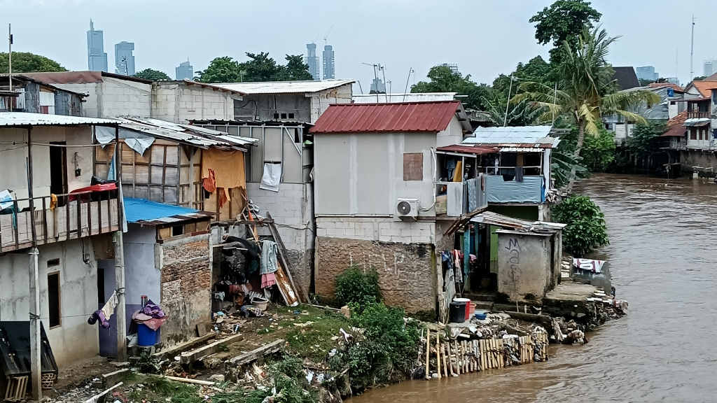 Sejumlah rumah berada di bantaran sungai Ciliwung, Matraman, Jakarta, Selasa (25/2/2025). (Beritanasional.com/Oke Atmaja)