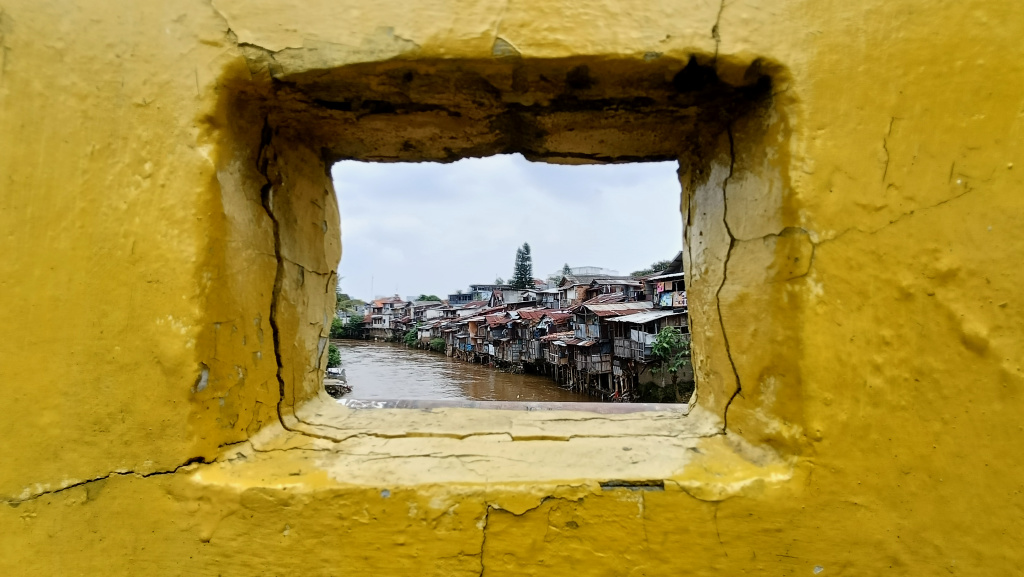 Sejumlah rumah berada di bantaran sungai Ciliwung, Matraman, Jakarta, Selasa (25/2/2025). (Beritanasional.com/Oke Atmaja)