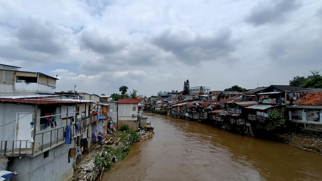 Sejumlah rumah berada di bantaran sungai Ciliwung, Matraman, Jakarta, Selasa (25/2/2025). (Beritanasional.com/Oke Atmaja)