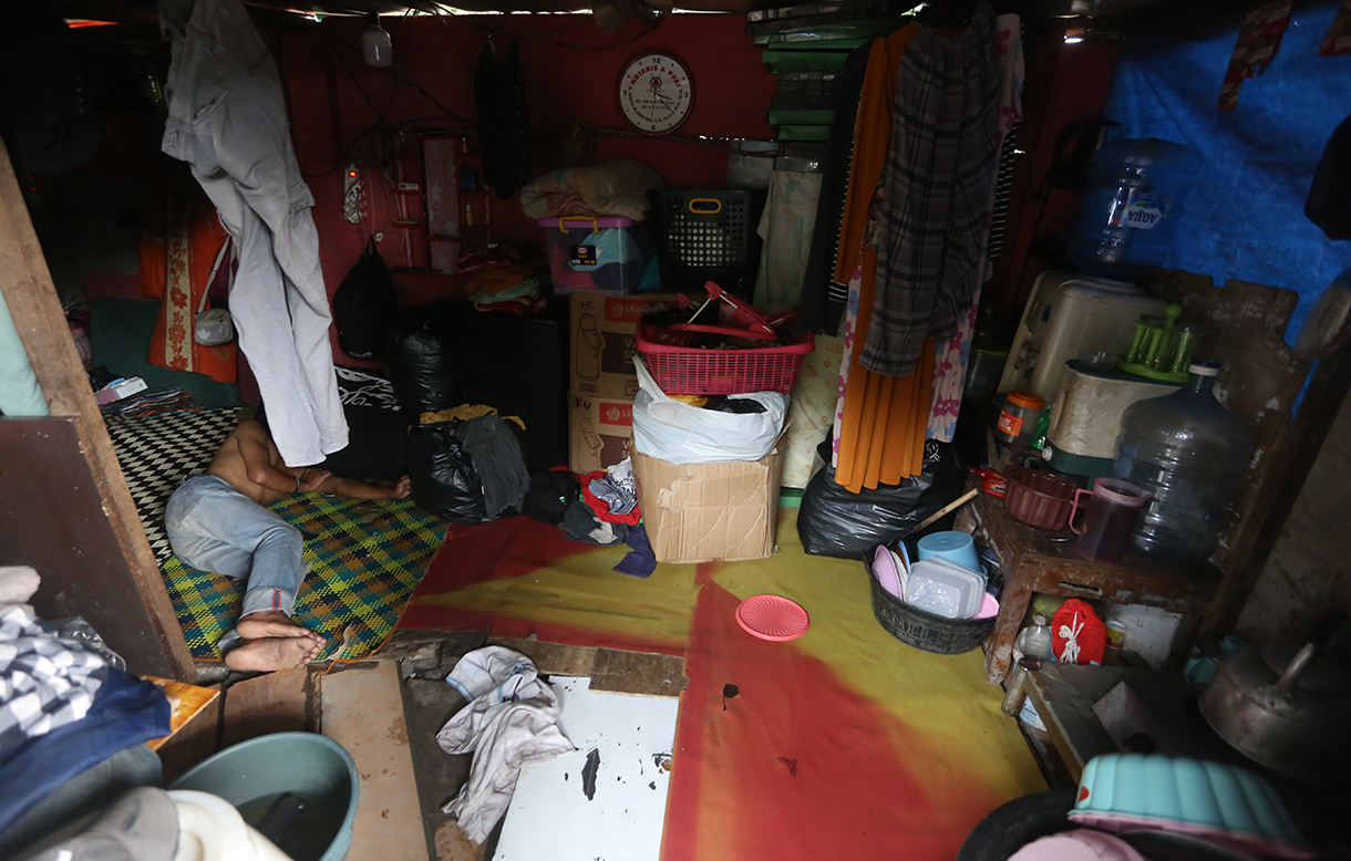 Warga bercengkrama di depan rumah nonpermanen di bantaran rel kawasan Senen, Jakarta, Rabu(6/5/2026).  (Beritanasional.com/Oke Atmaja)