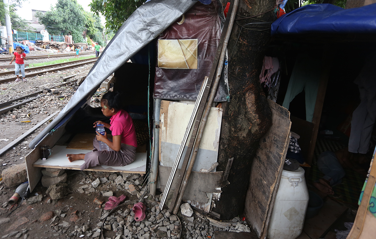 Warga bercengkrama di depan rumah nonpermanen di bantaran rel kawasan Senen, Jakarta, Rabu(6/5/2026).  (Beritanasional.com/Oke Atmaja)