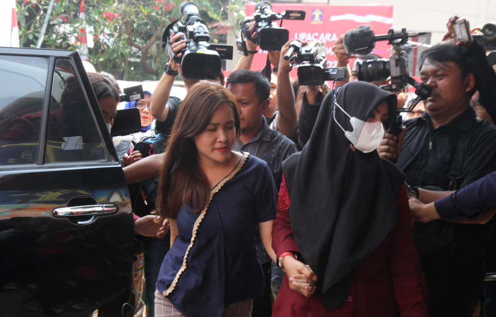 Terpidana Jessica Wongso didampingi pengacaranya Otto Hasibuan berada didalam mobil usai  keluar dari Balai Permasyarakatan Kelas 1 Jakarta Timur - Utara, Jakarta Timur,  Minggu (18/8/2024).  (Berita Nasional.com/Oke Atmaja)