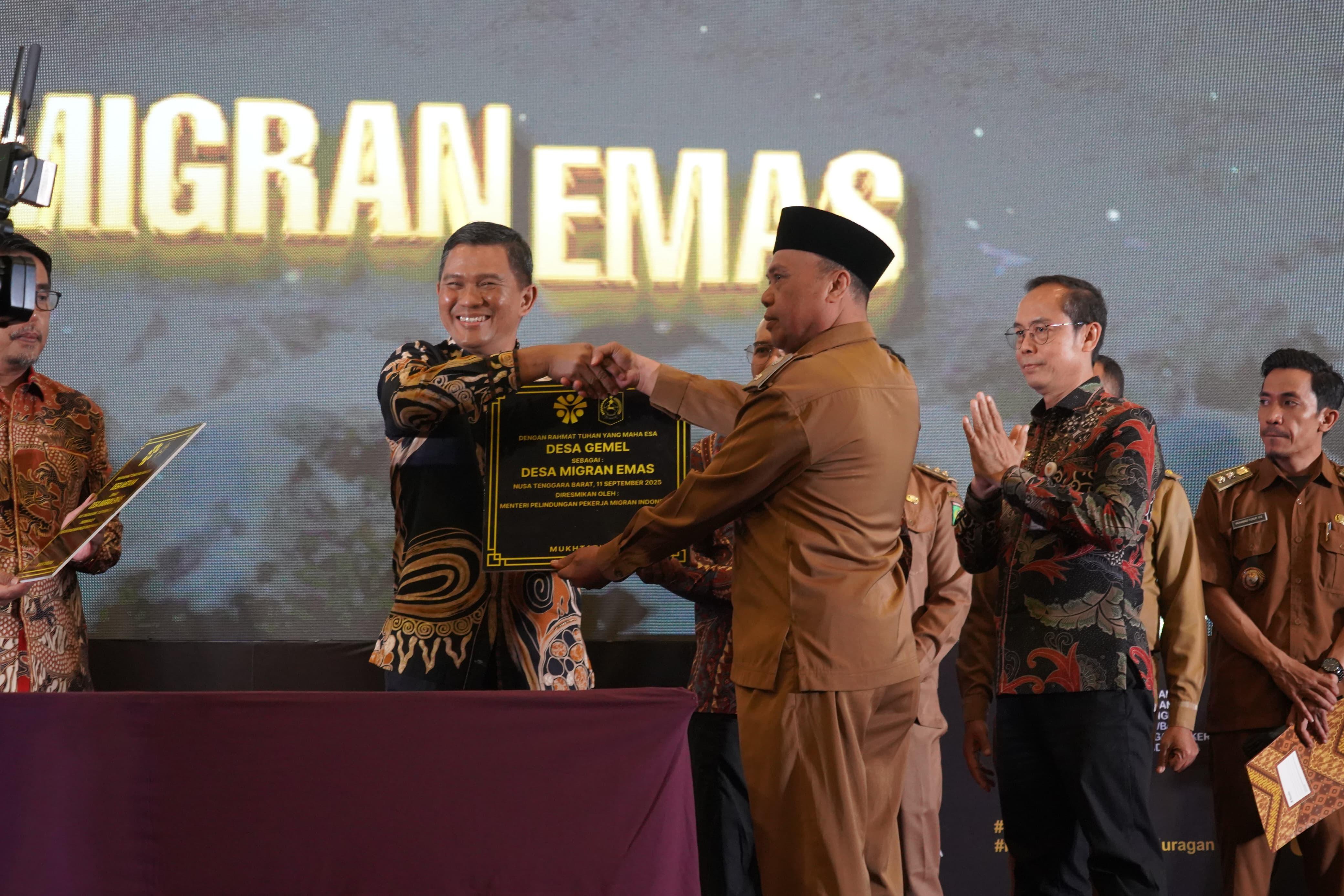 Resmikan Desa Migran Emas di NTB, Menteri Mukhtarudin: Jadi Gerbang Utama Pelindungan Pekerja Migran Peresmian Desa Migran Emas di Provinsi Nusa Tenggara Barat (NTB)(BeritaNasional/Elvis Sendouw/HO P2MI)