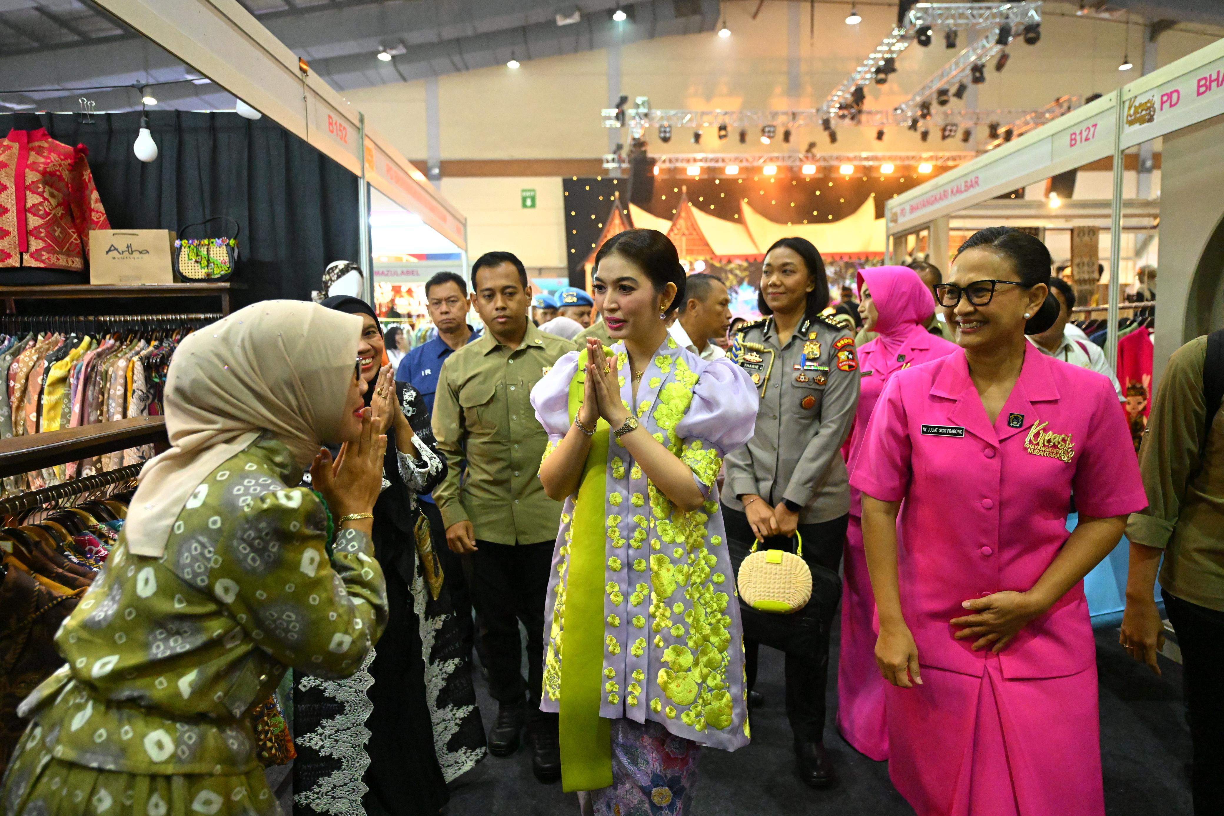 Ibu Selvi Gibran Rakabuming meresmian Pembukaan Bazar Kreasi Bhayangkari Nusantara 2025. (BeritaNasional/Elvis Sendouw/HO Setwapres)