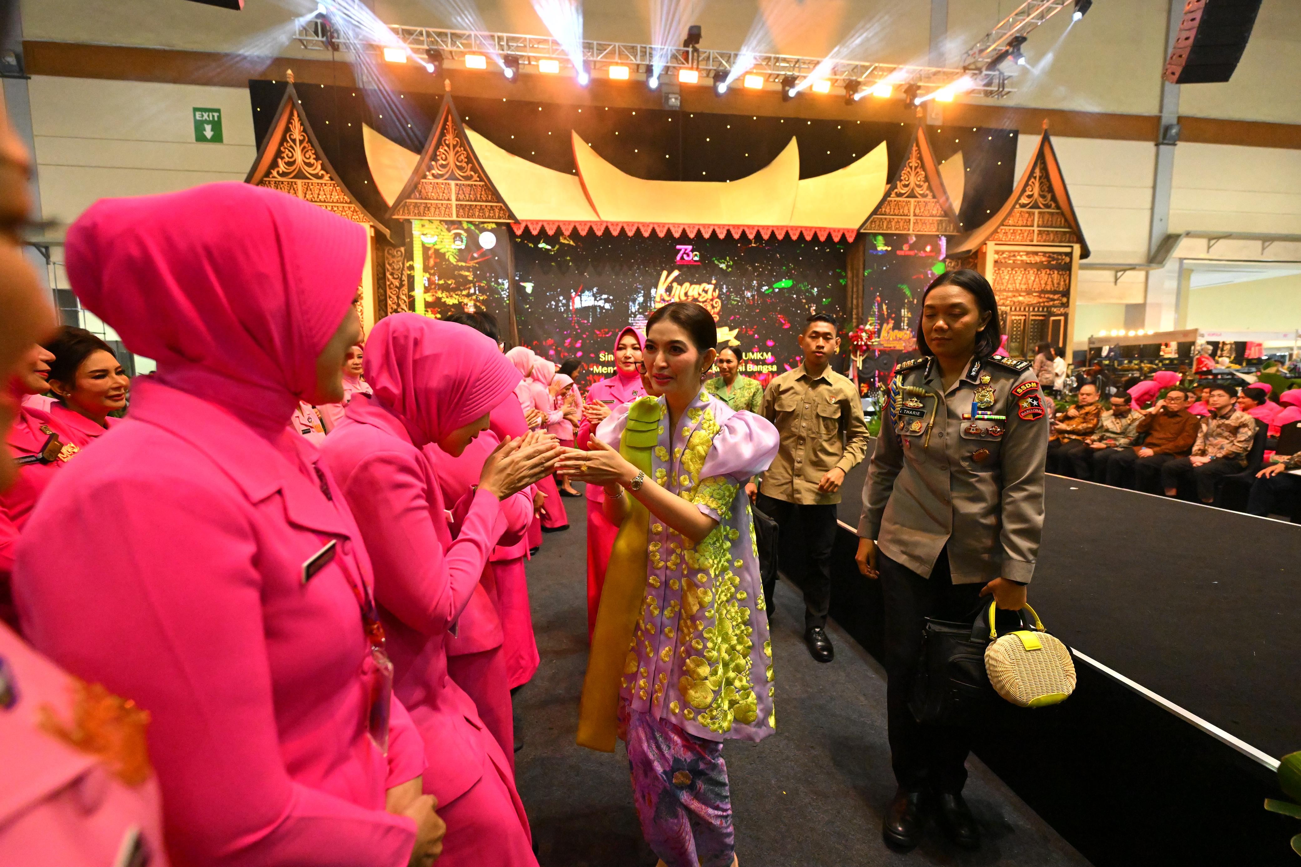 Ibu Selvi Gibran Rakabuming meresmian Pembukaan Bazar Kreasi Bhayangkari Nusantara 2025. (BeritaNasional/Elvis Sendouw/HO Setwapres)