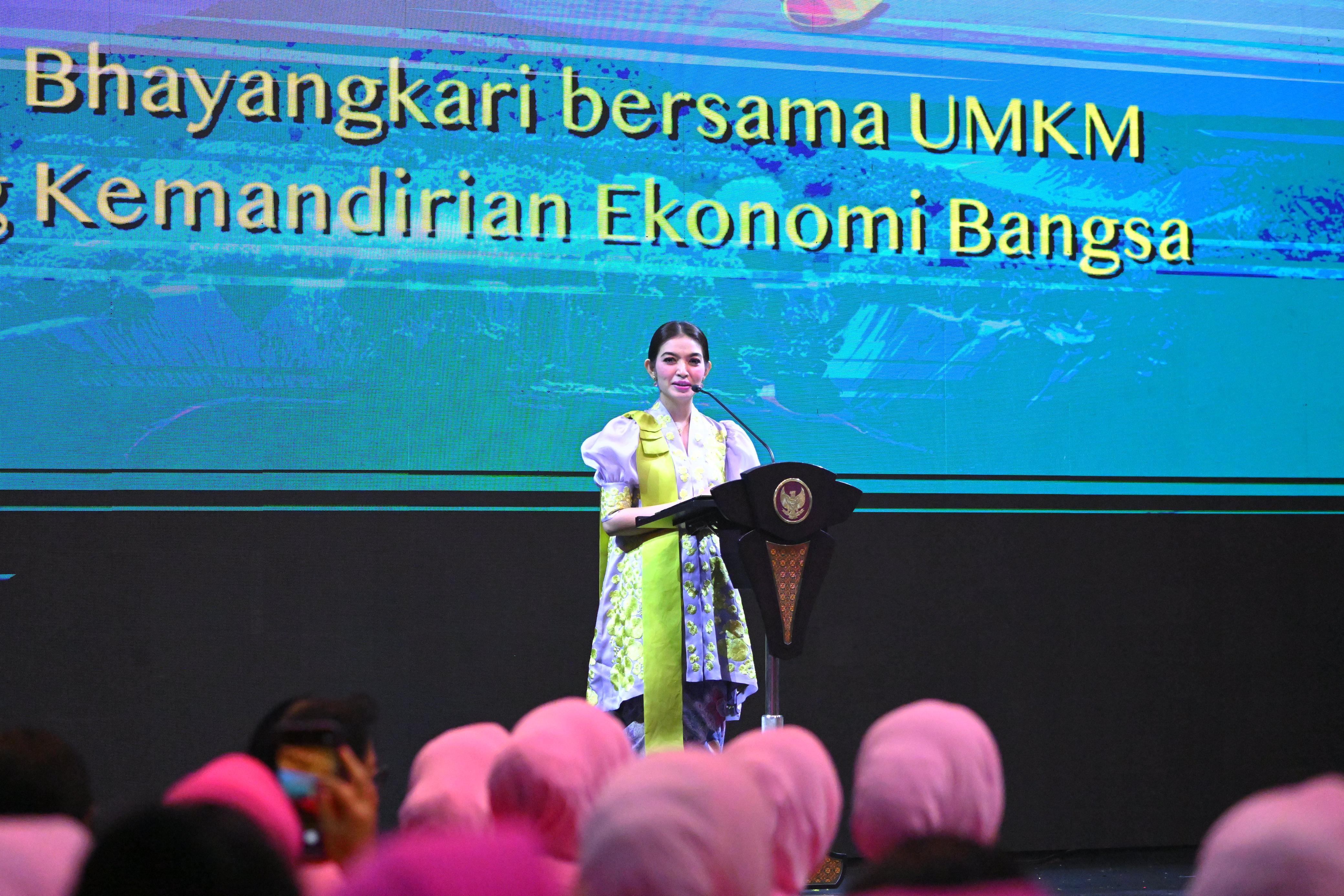 Ibu Selvi Gibran Rakabuming meresmian Pembukaan Bazar Kreasi Bhayangkari Nusantara 2025. (BeritaNasional/Elvis Sendouw/HO Setwapres)