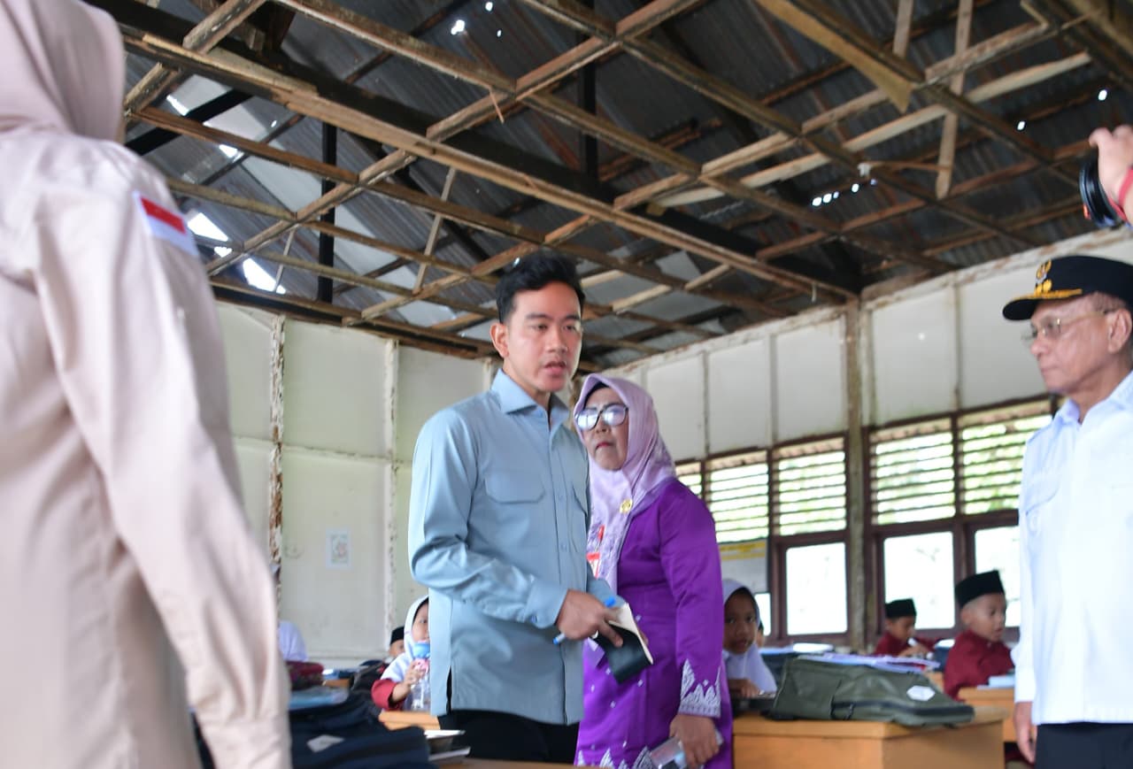 Wakil Presiden (Wapres) Gibran Rakabuming  kunjungan ke SDN 016 Serusa Parit Aman, Rokan Hilir, Riau. (BeritaNasional/Elvis/HO Setwapres)