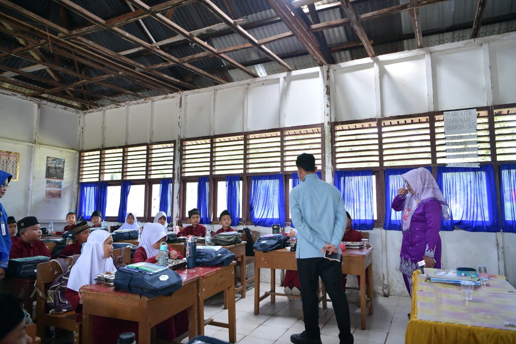 Wakil Presiden (Wapres) Gibran Rakabuming  kunjungan ke SDN 016 Serusa Parit Aman, Rokan Hilir, Riau. (BeritaNasional/Elvis/HO Setwapres)