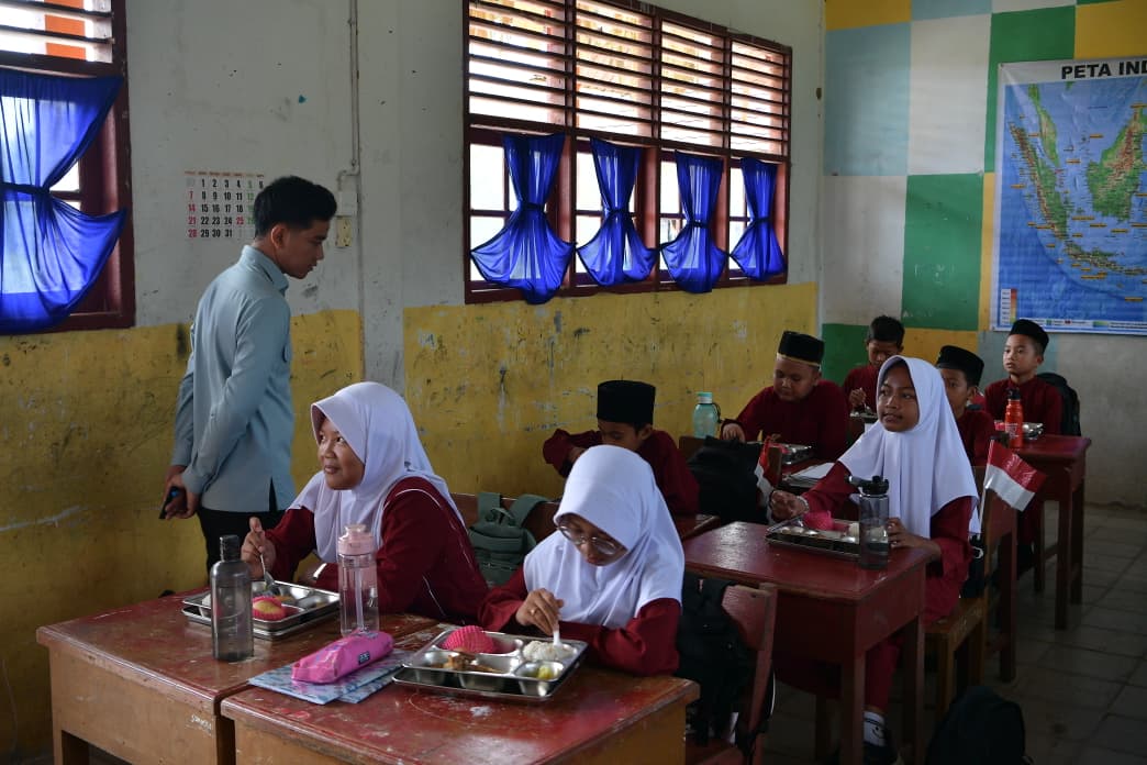 Wakil Presiden (Wapres) Gibran Rakabuming  kunjungan ke SDN 016 Serusa Parit Aman, Rokan Hilir, Riau. (BeritaNasional/Elvis/HO Setwapres)