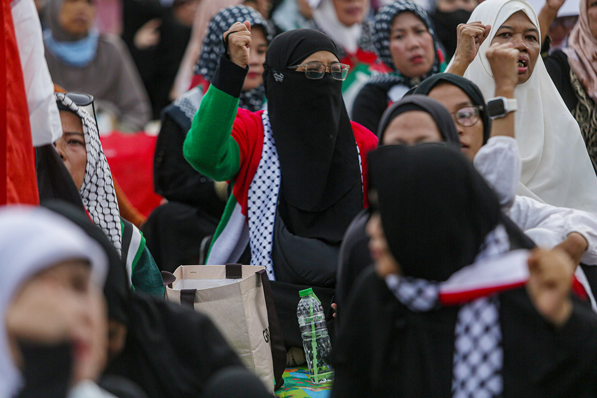 Massa aksi melakukan takbir saat mengikuti reuni 212 di Silang Monas, Jakarta, Senin (2/12/2024). (BeritaNasional.com/Oke Atmaja)