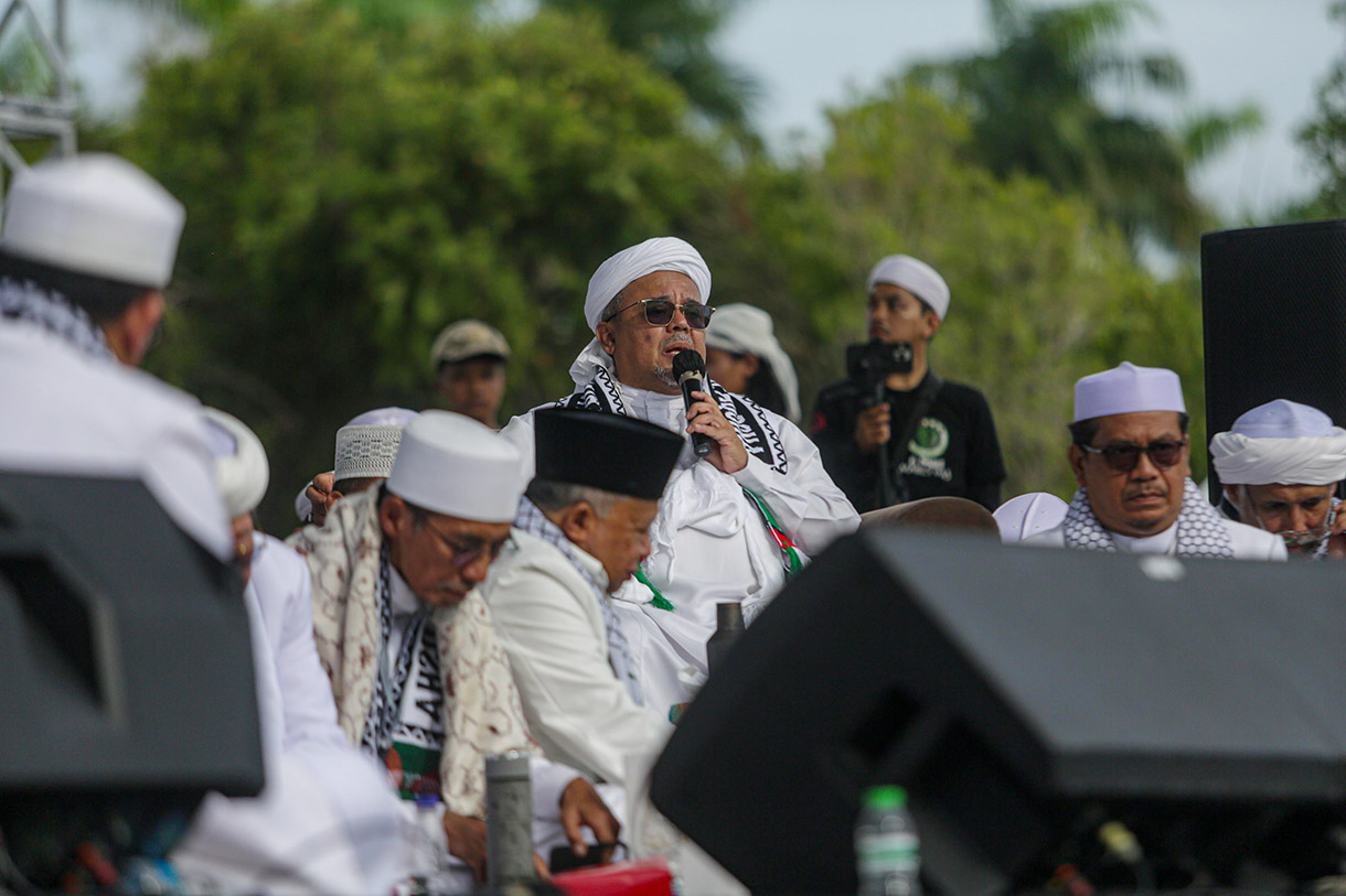 Massa aksi melakukan takbir saat mengikuti reuni 212 di Silang Monas, Jakarta, Senin (2/12/2024). (BeritaNasional.com/Oke Atmaja)