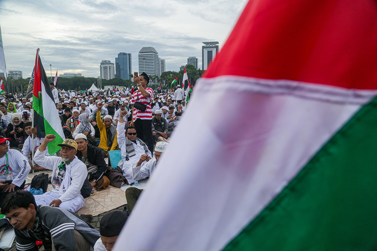 Massa aksi melakukan takbir saat mengikuti reuni 212 di Silang Monas, Jakarta, Senin (2/12/2024). (BeritaNasional.com/Oke Atmaja)