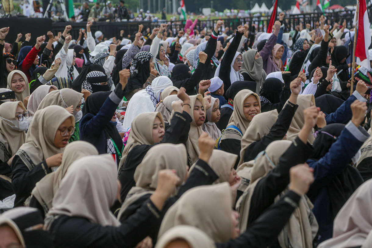 Massa aksi melakukan takbir saat mengikuti reuni 212 di Silang Monas, Jakarta, Senin (2/12/2024). (BeritaNasional.com/Oke Atmaja)