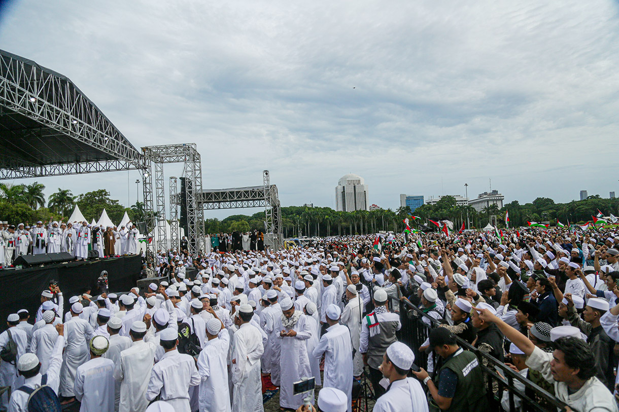 Massa aksi melakukan takbir saat mengikuti reuni 212 di Silang Monas, Jakarta, Senin (2/12/2024). (BeritaNasional.com/Oke Atmaja)