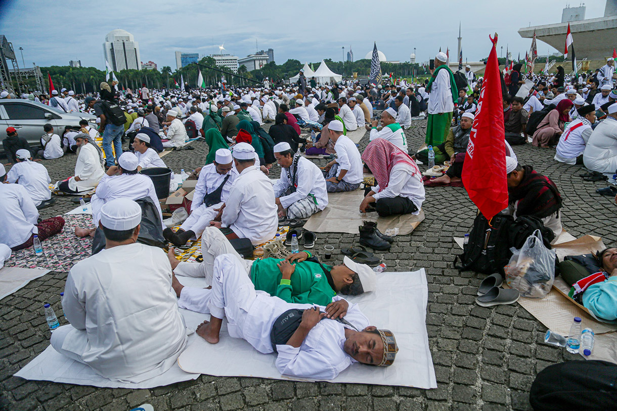 Massa aksi melakukan takbir saat mengikuti reuni 212 di Silang Monas, Jakarta, Senin (2/12/2024). (BeritaNasional.com/Oke Atmaja)