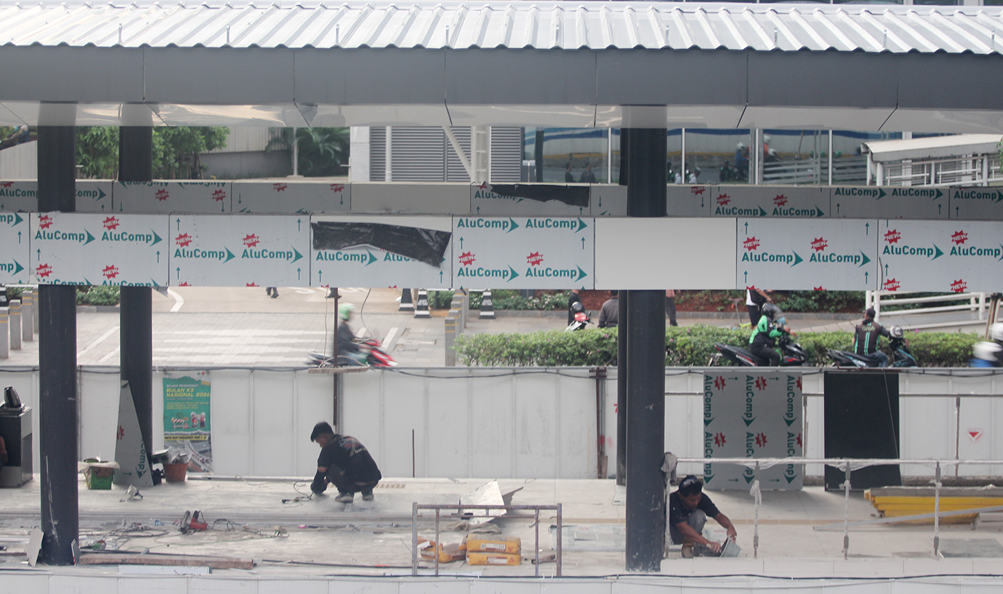 Pekerja sedang mengerjakan revitalisasi Halte Transjakarta Bendungan Hilir di Jakarta, Rabu (18/6/2024).(BeritaNasional.Com/Oke Atmaja)