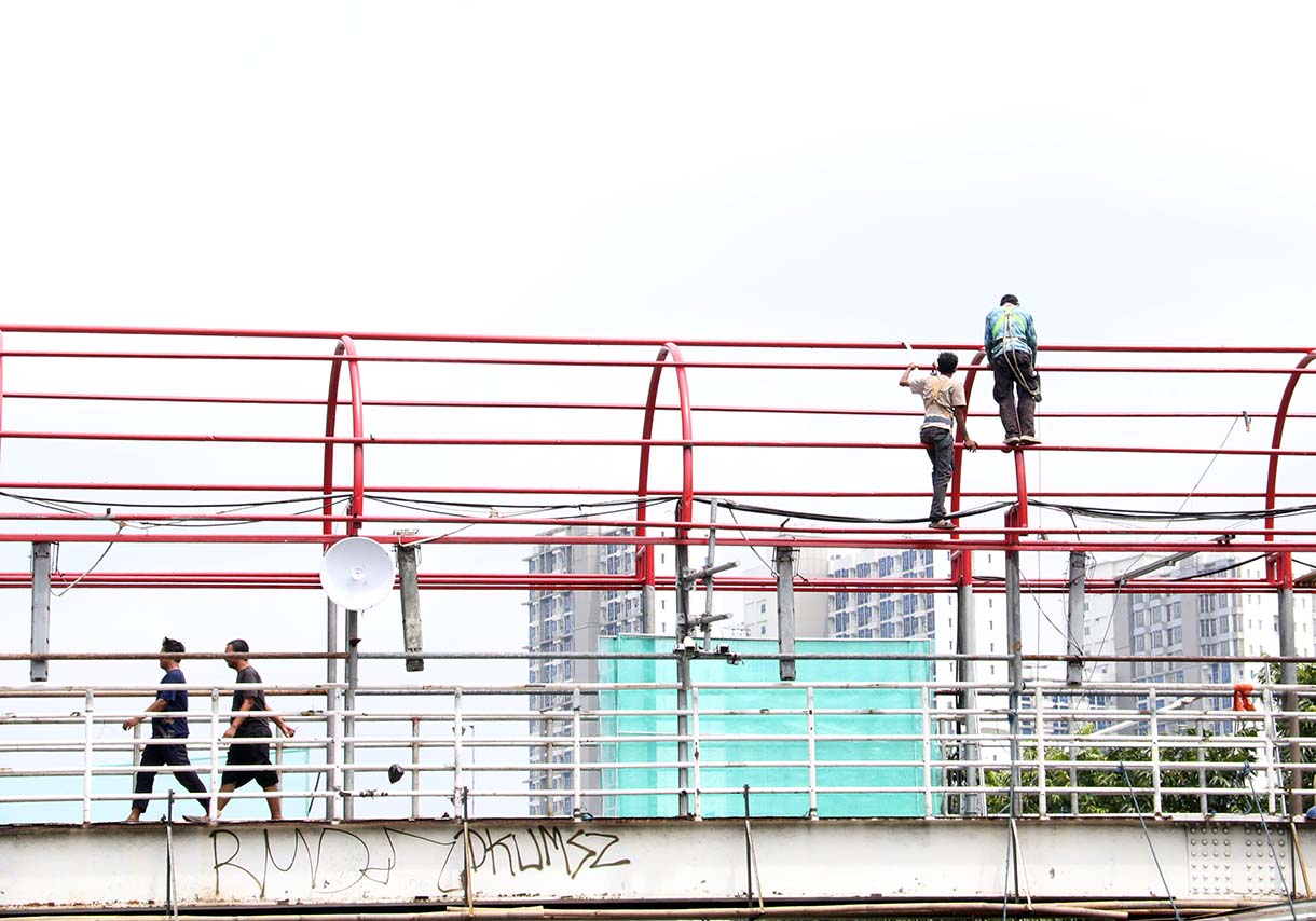 Pekerja menyelesaikan perbaikan Jembatan Penyeberangan Orang (JPO) Salemba di Jalan Salemba Raya, Jakarta, Kamis (11/9/2025).  (Beritanasional.com/Oke Atmaja)