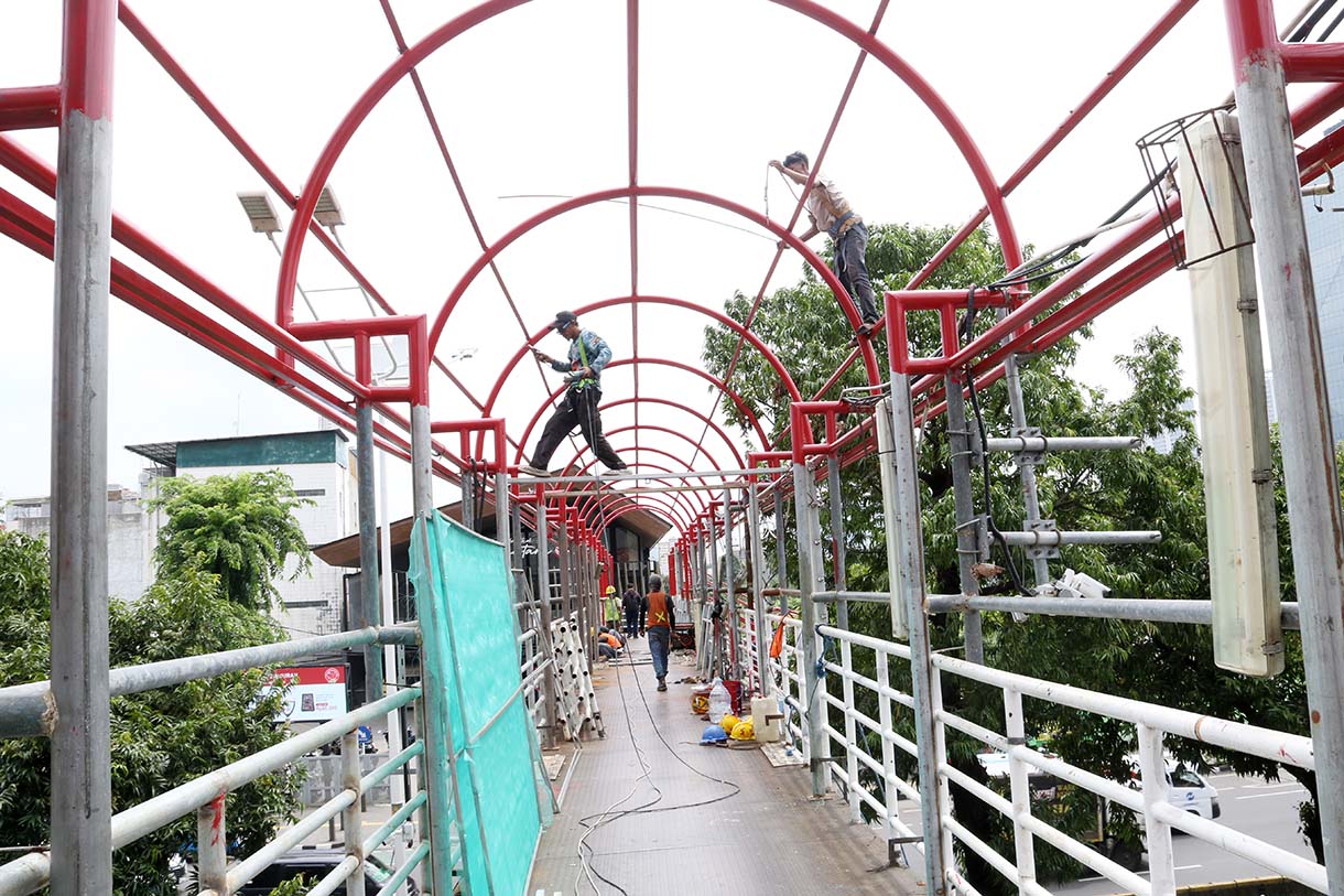 Pekerja menyelesaikan perbaikan Jembatan Penyeberangan Orang (JPO) Salemba di Jalan Salemba Raya, Jakarta, Kamis (11/9/2025).  (Beritanasional.com/Oke Atmaja)