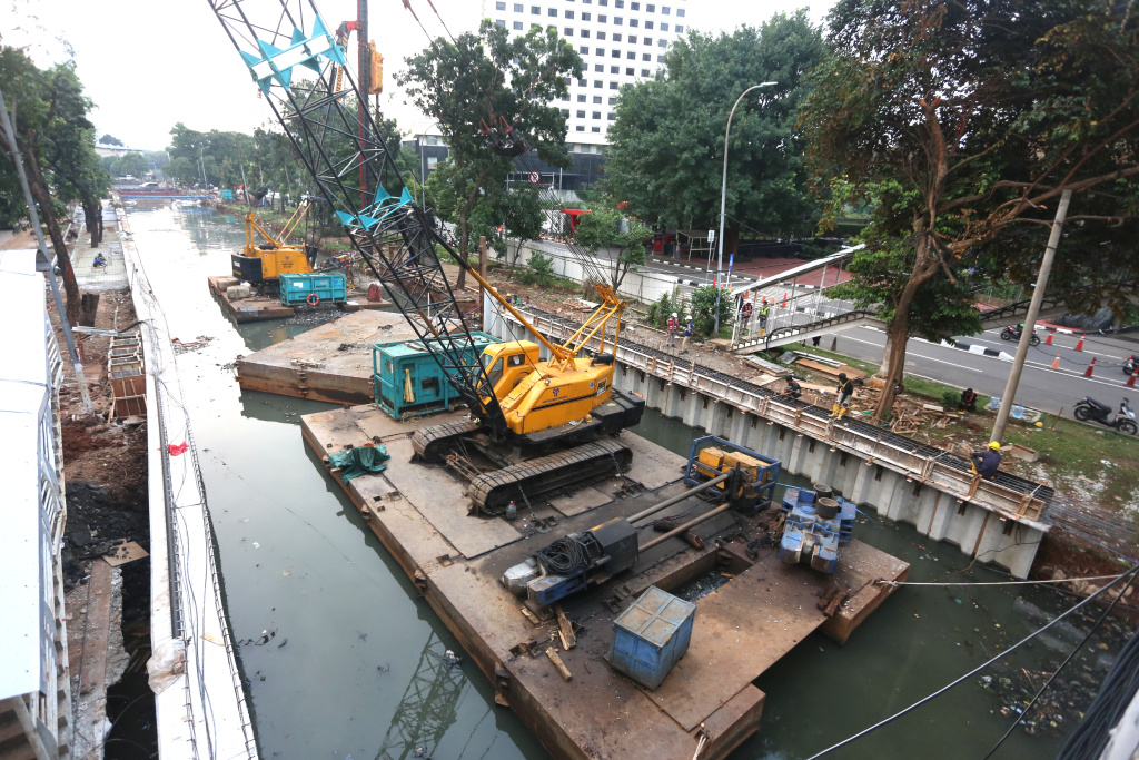 Sejumlah pekerja mengerjakan revitalisasi Kali Cideng di Jalan HR Rasuna Said, Setiabudi, Jakarta Selatan, Selasa (2/6/2026). (Beritanasional.com/Oke Atmaja)